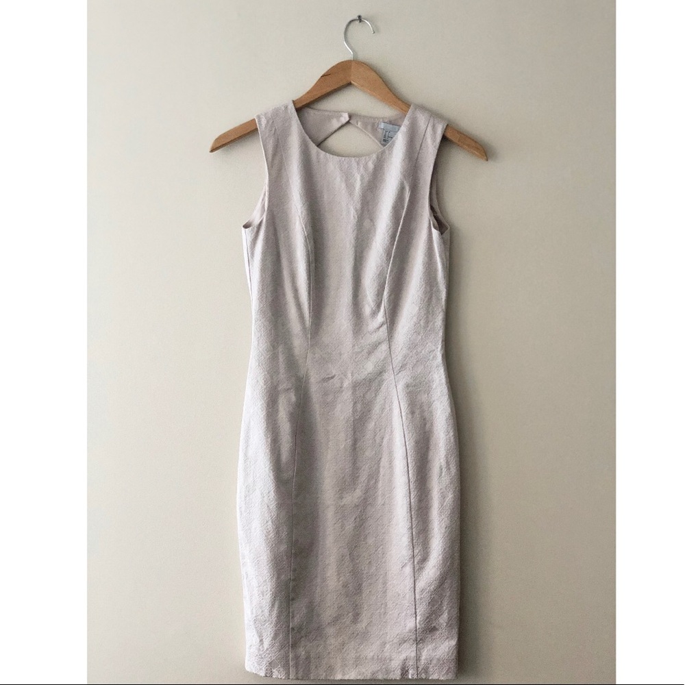 Structured dress with peak-hole key back